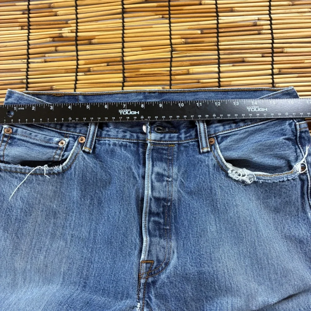 Levis 501 Original Fit Jeans Mens 34x32 Medium Wash Blue Denim Button Fly 00501